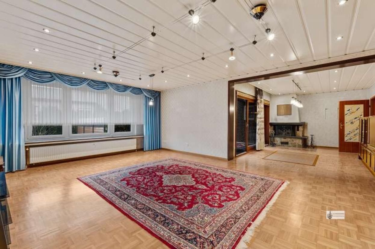 Großes Wohnzimmer mit Kamin und Zugang Wintergarten