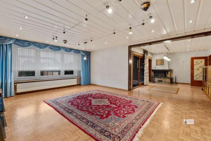 Großes Wohnzimmer mit Kamin und Zugang Wintergarten