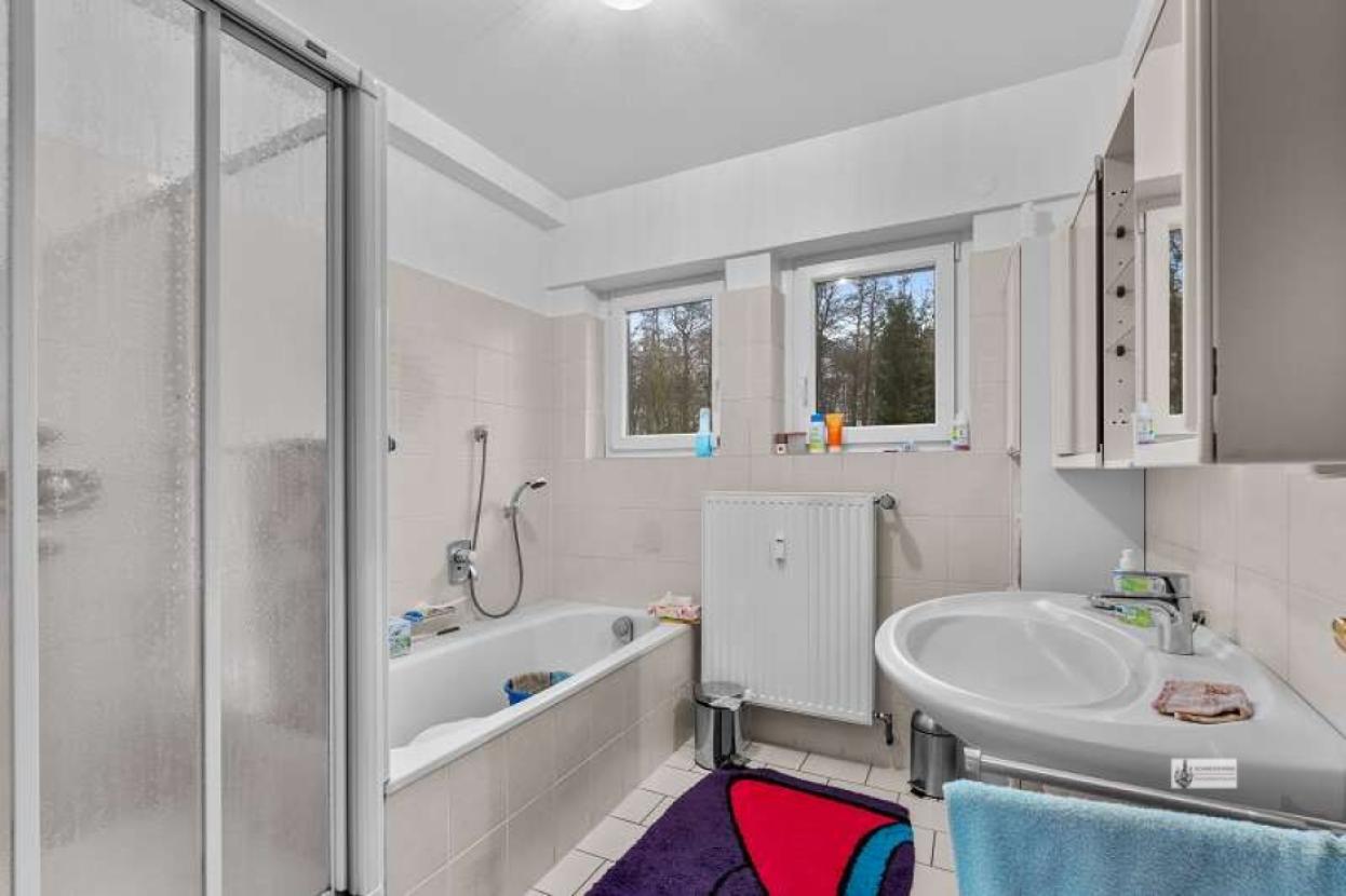 Bad mit Dusche und Wanne im EG