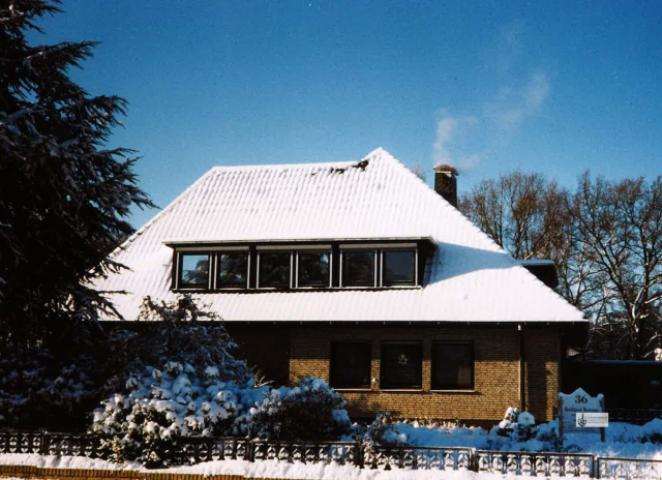 Wohngebäude mit Schnee-perfekte Dämung im Erdgeschoß erkennbar