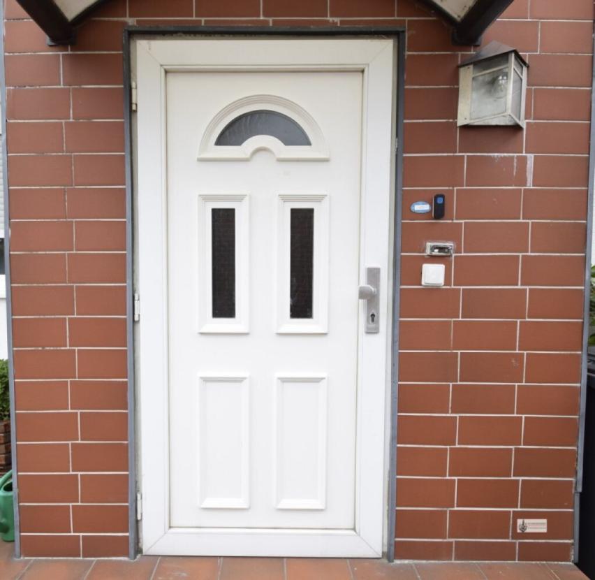 k-Überdachte Hauseingangstür