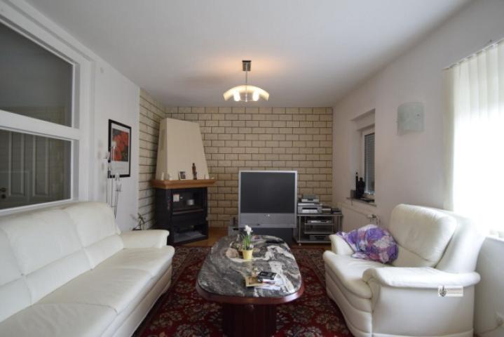 k-Wohnzimmer mit Elektrokamin