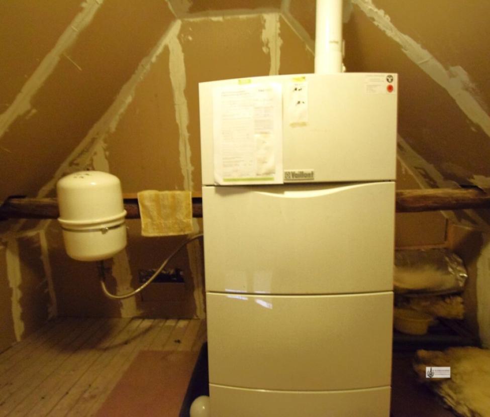 k-Vaillant Gas Zentralheizung auf dem Dachboden