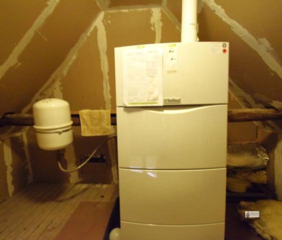 k-Vaillant Gas Zentralheizung auf dem Dachboden