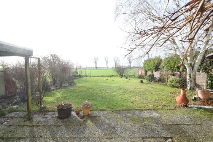 Ausblick in den Garten und das freie Feld