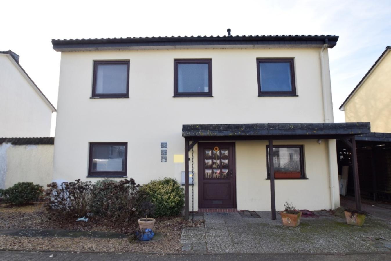 Frontansicht, überdachter Hauseingang