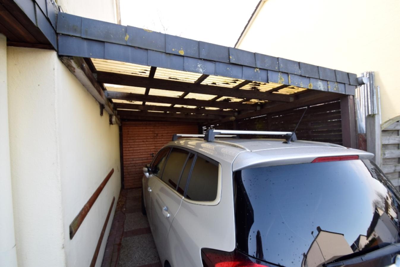 Carport mit Durchgang in den Abstellraum