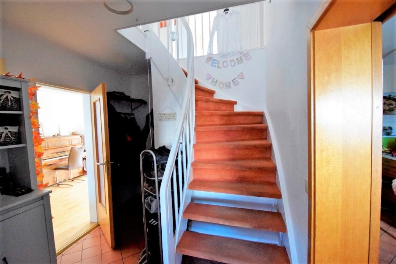 Massive Holztreppe ins OG, Garderobe daneben + Abstellfläche