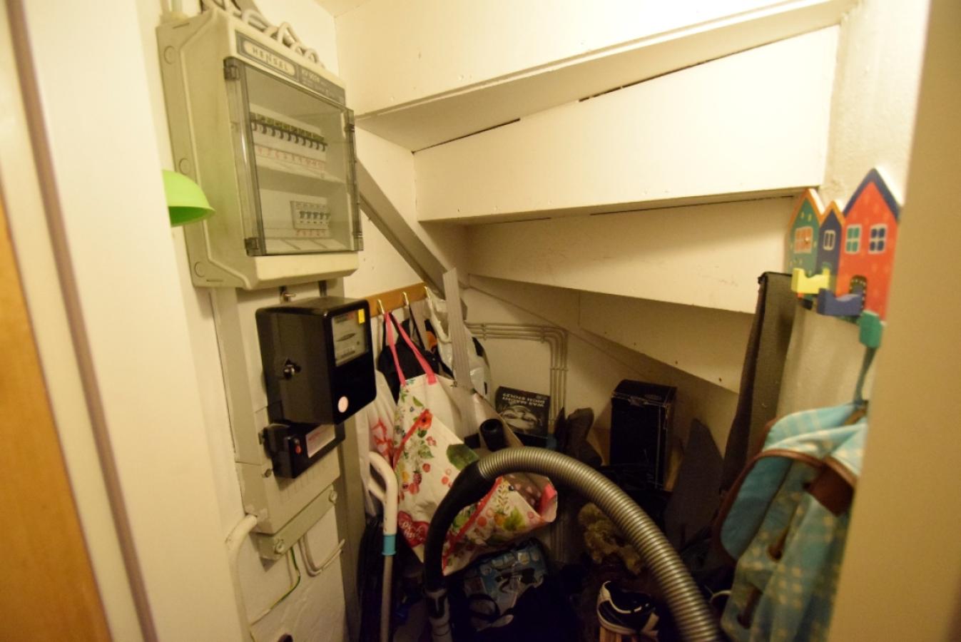 Sicherungskasten unter der Treppe + Stellfläche