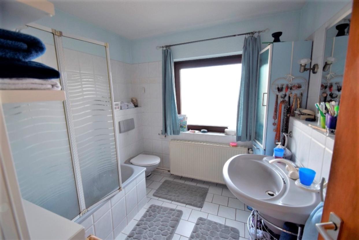 Bad im OG mit Wanne und Glas-Duschwand