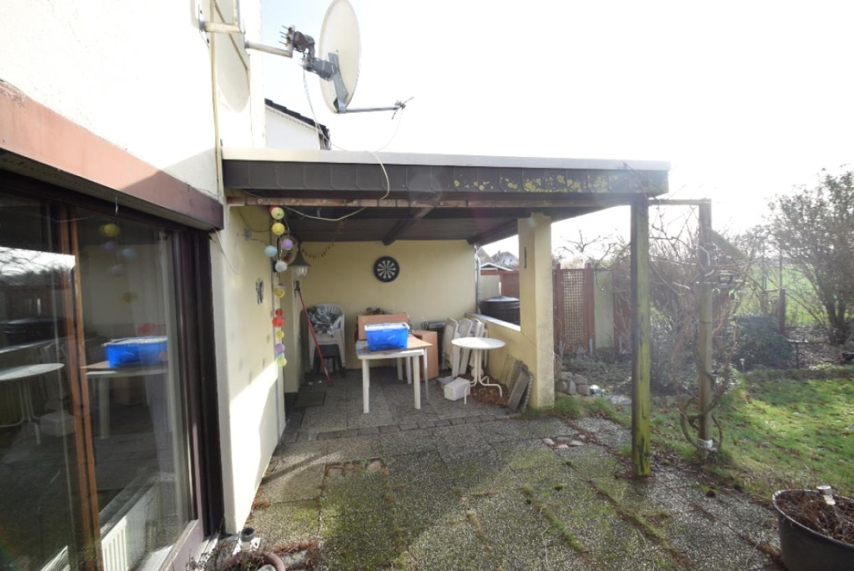 überdachte, gepflasterte Terrasse