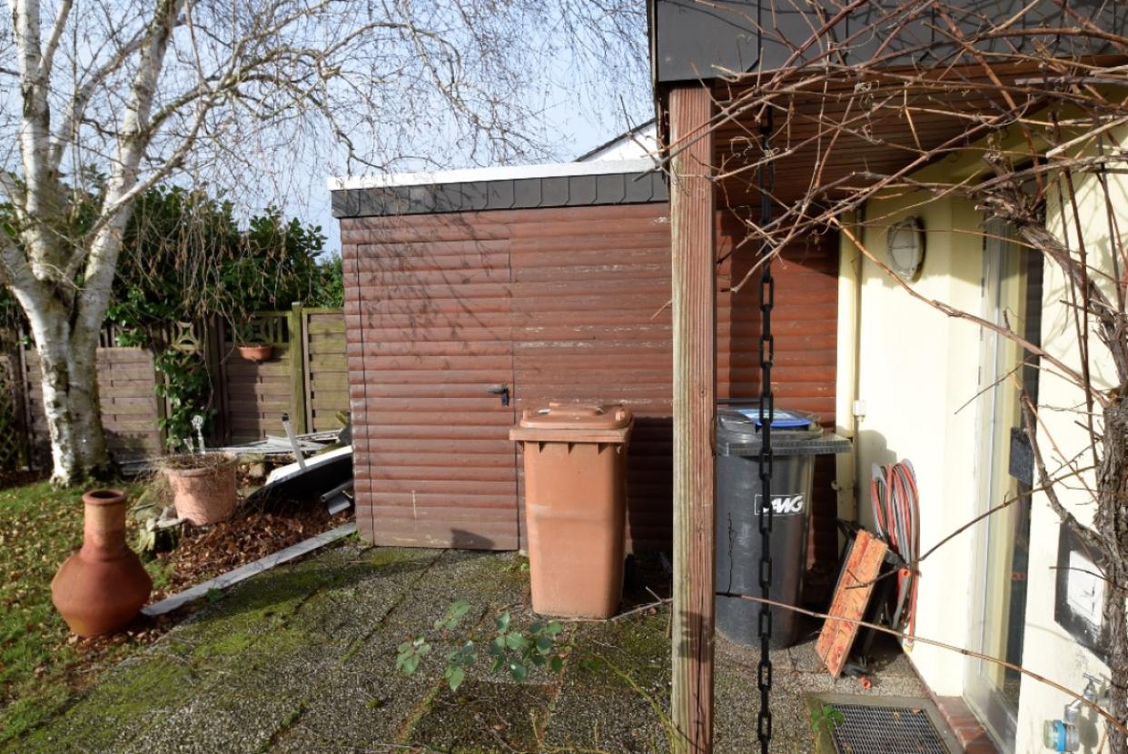 Kl. Teilüberdachungen sorgen für zusätzliche Abstellfläche am Haus / Schuppen für Geräte mit Garagenzugang