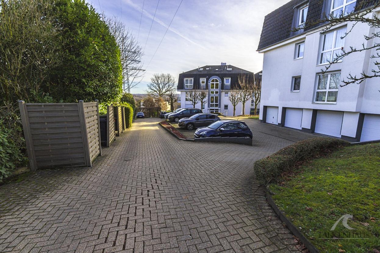 Einfahrt zur Tiefgarage und zum Außenstellplatz