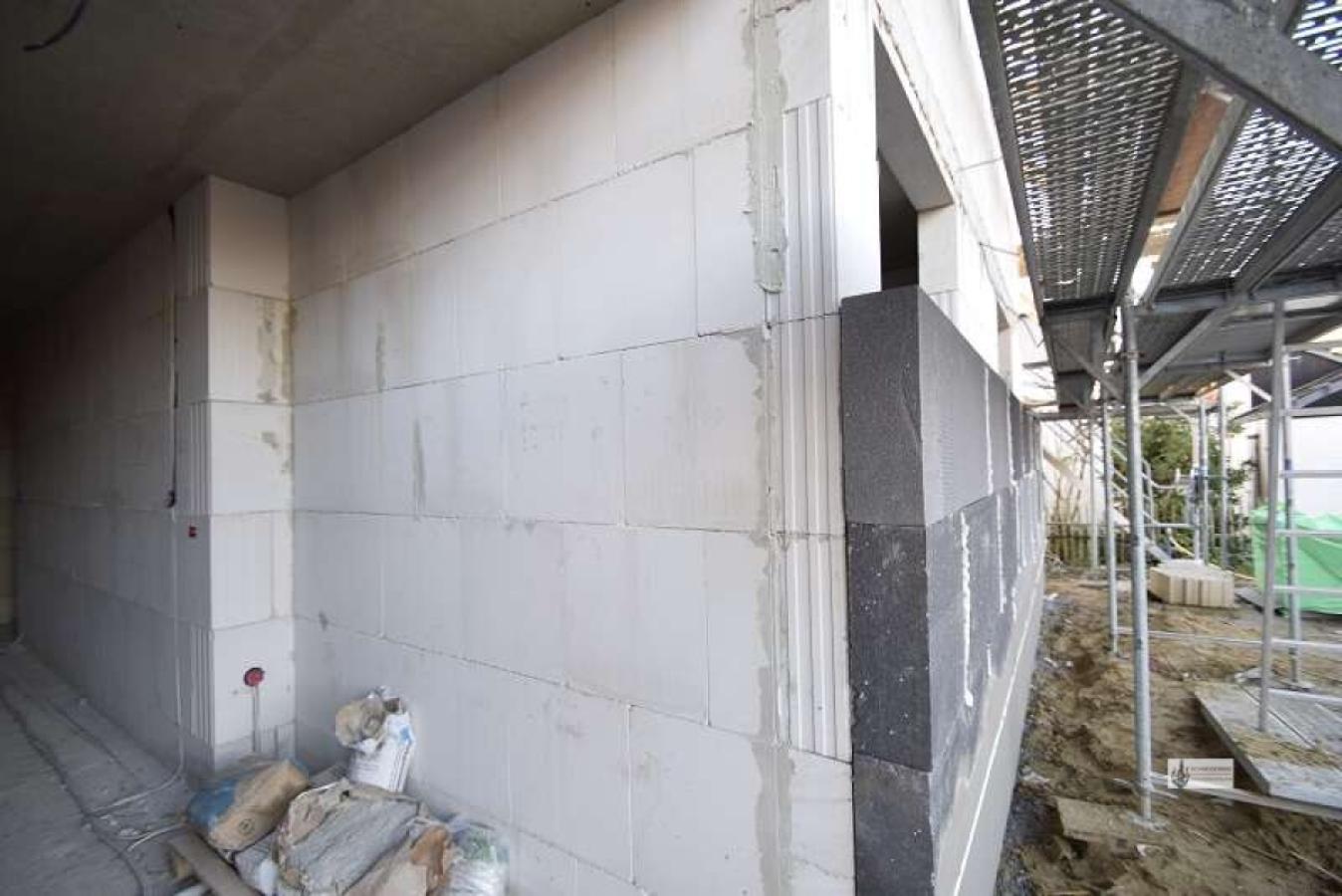 20 cm Styropordämmung vor dem 25 cm Porotonstein