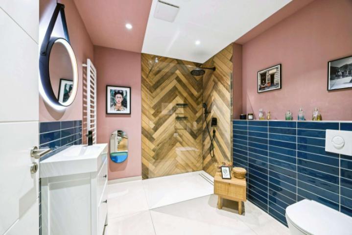 Duschbad im Mittelgeschoss