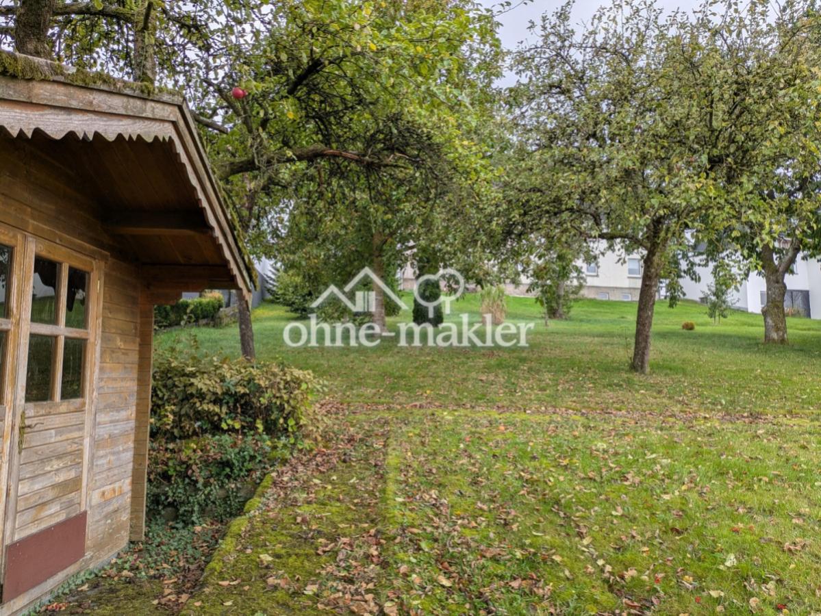 Garten mit Obstbäumen