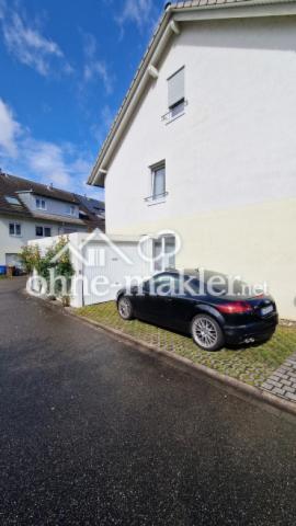 Parkplatz mit Garage