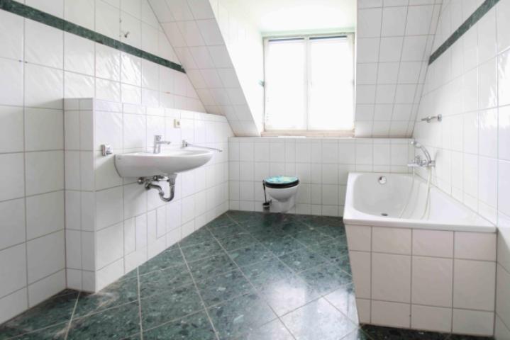 Badezimmer Ansicht 01