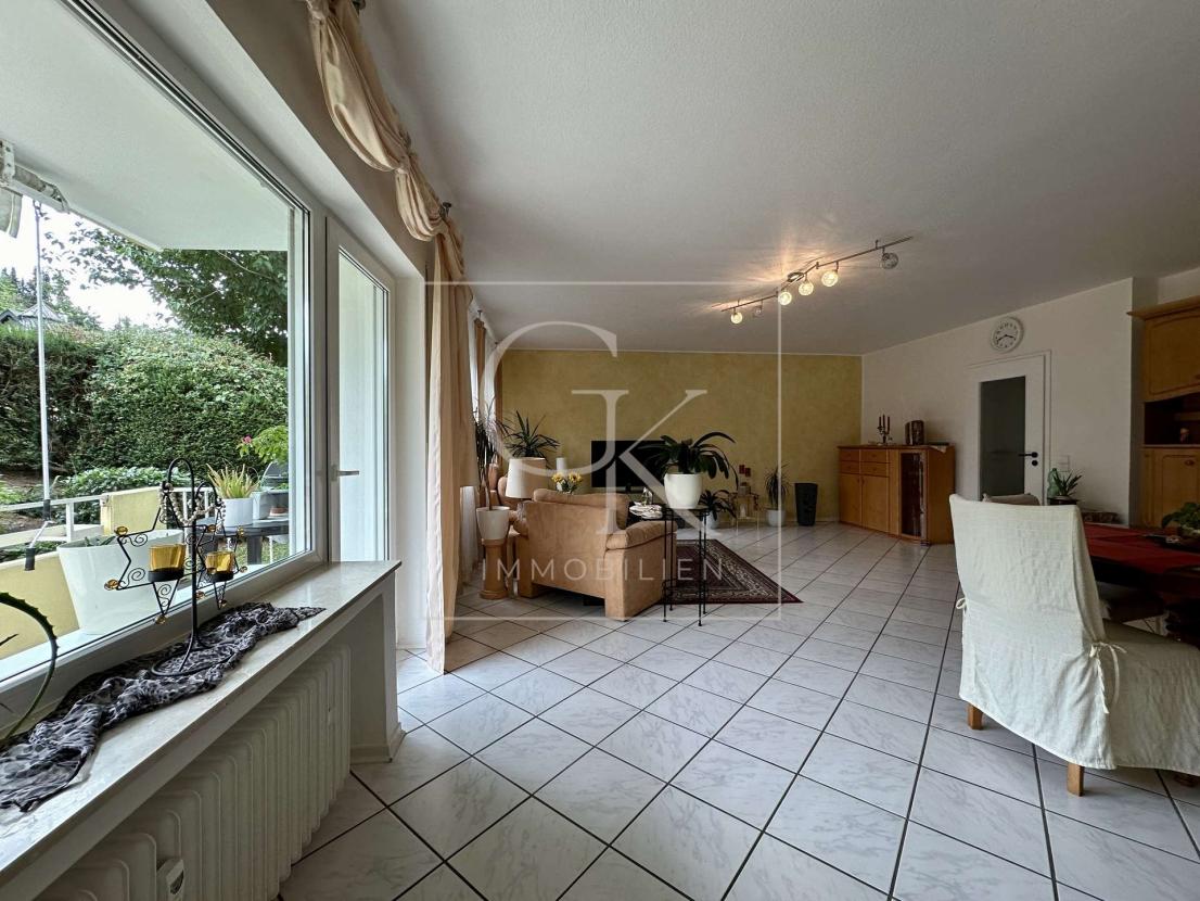 Wohnzimmer mit Loggiazugang