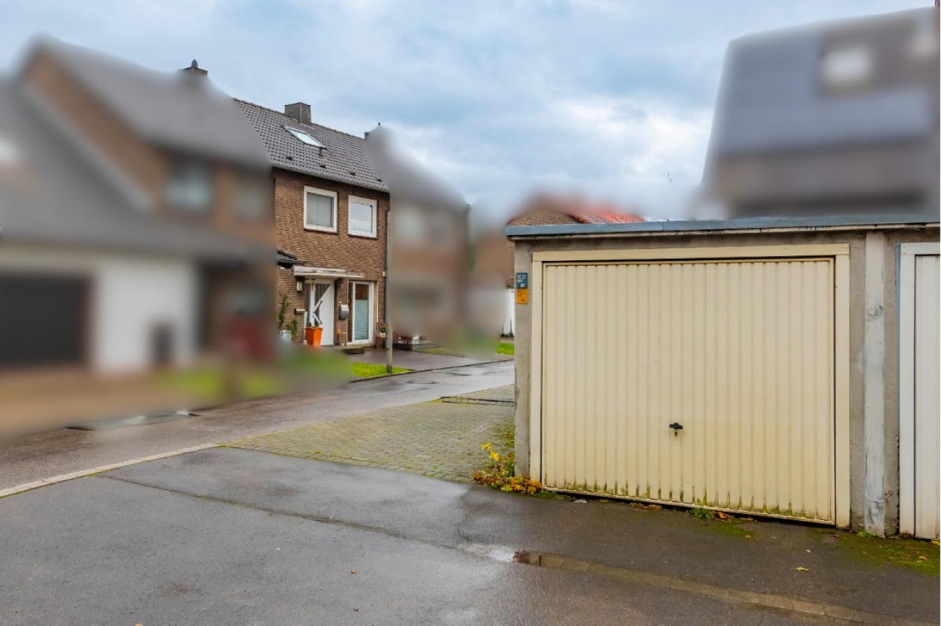 Garage und 2 Stellplätze