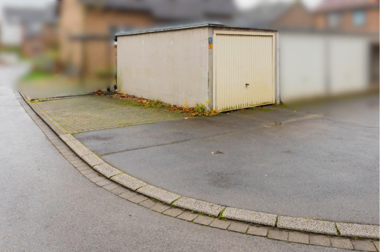 Garage und 2 Stellplätze