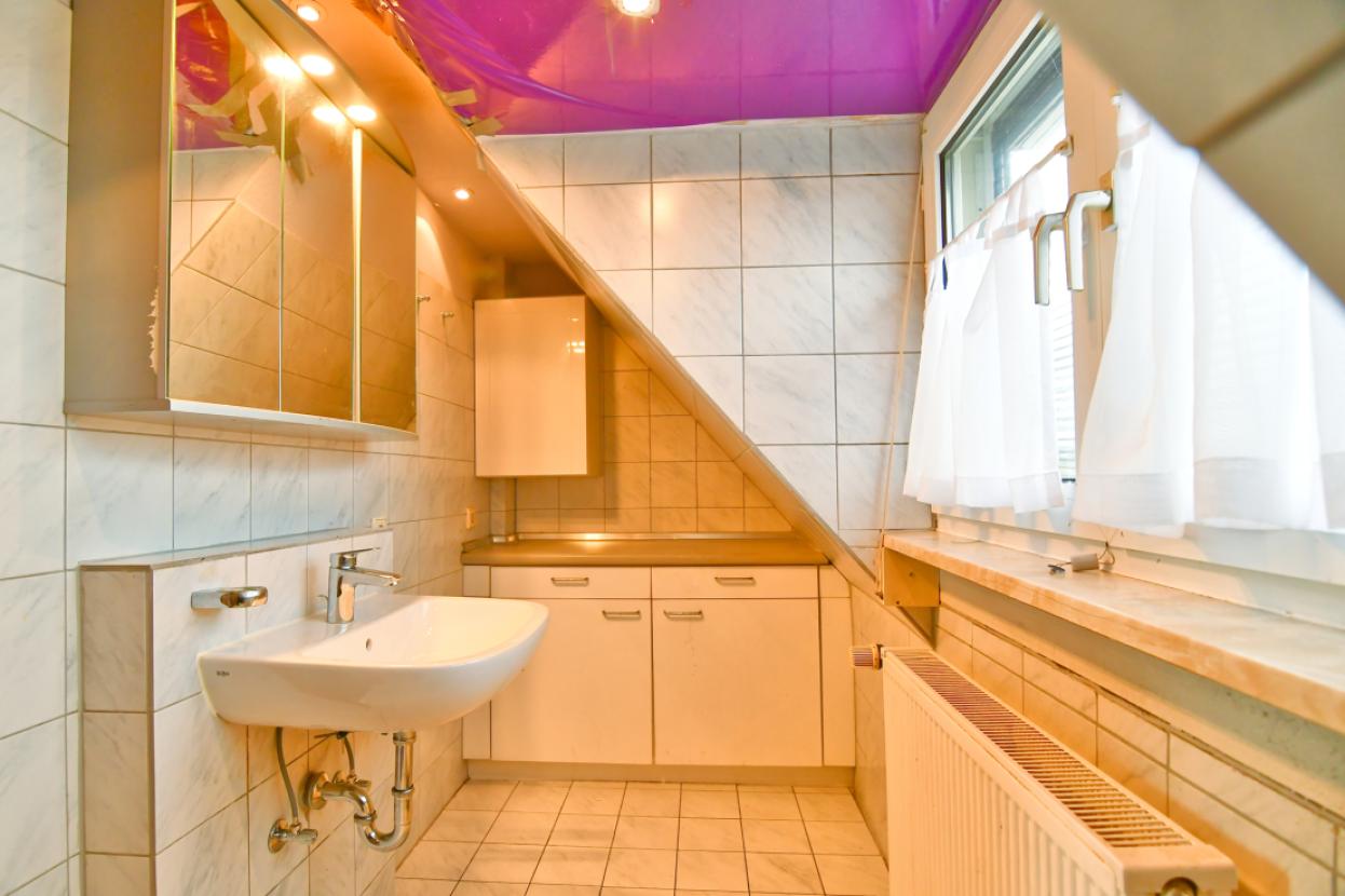 Badezimmer mit Badewanne im DG 