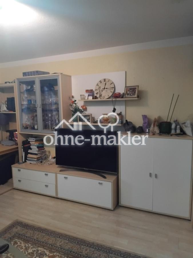 Schrankwand mit Vitrine