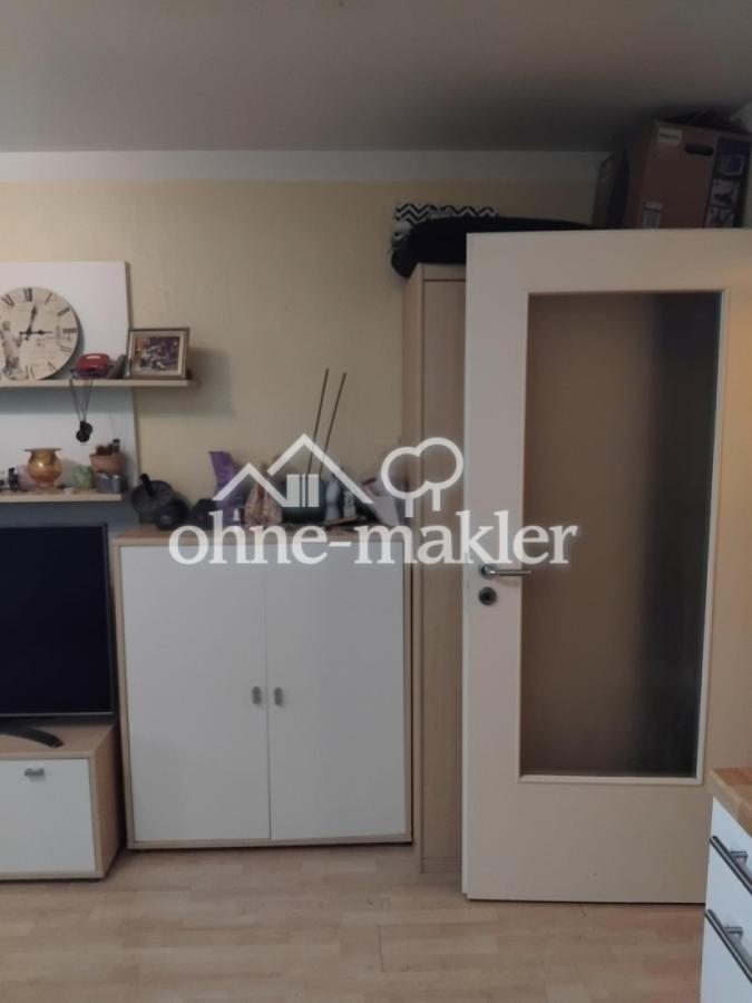 Kleiderschrank (hinter Tür)