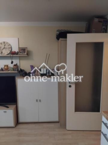 Kleiderschrank (hinter Tür)