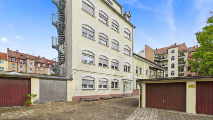 Vorder-/Mittel- und Hindergebäude