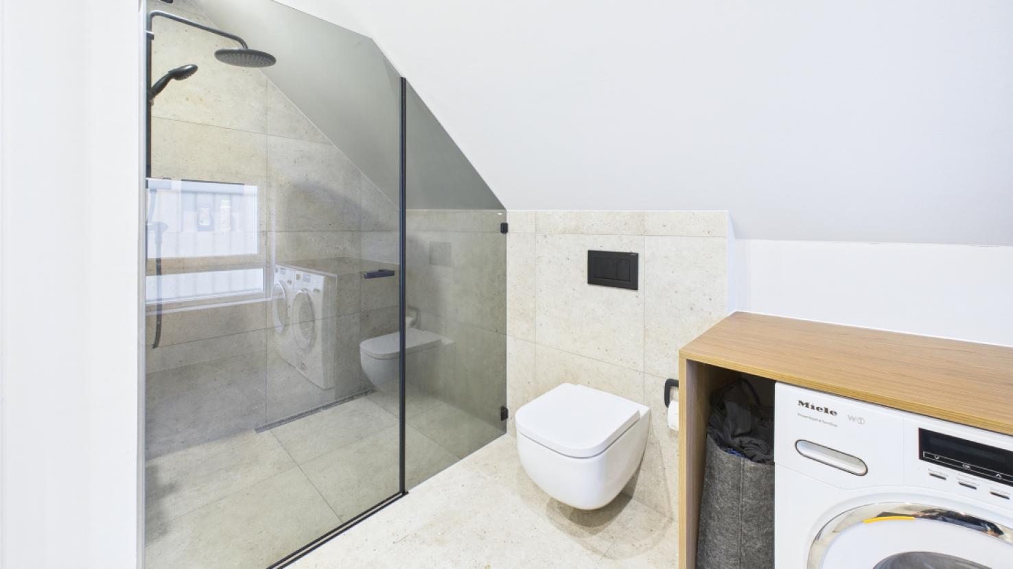 Badezimmer Mittelgebäude 1. Stock