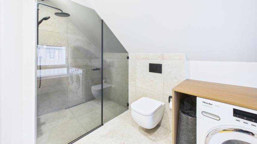 Badezimmer Mittelgebäude 1. Stock