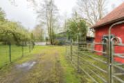 Boxen, Reitplatz und Lagerhalle