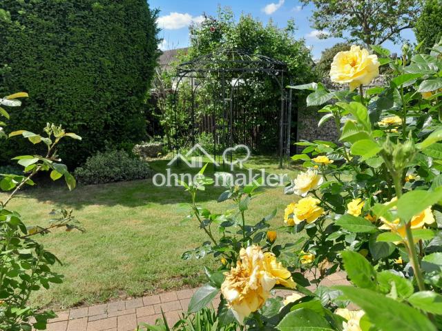 Garten mit Rosenpavillon