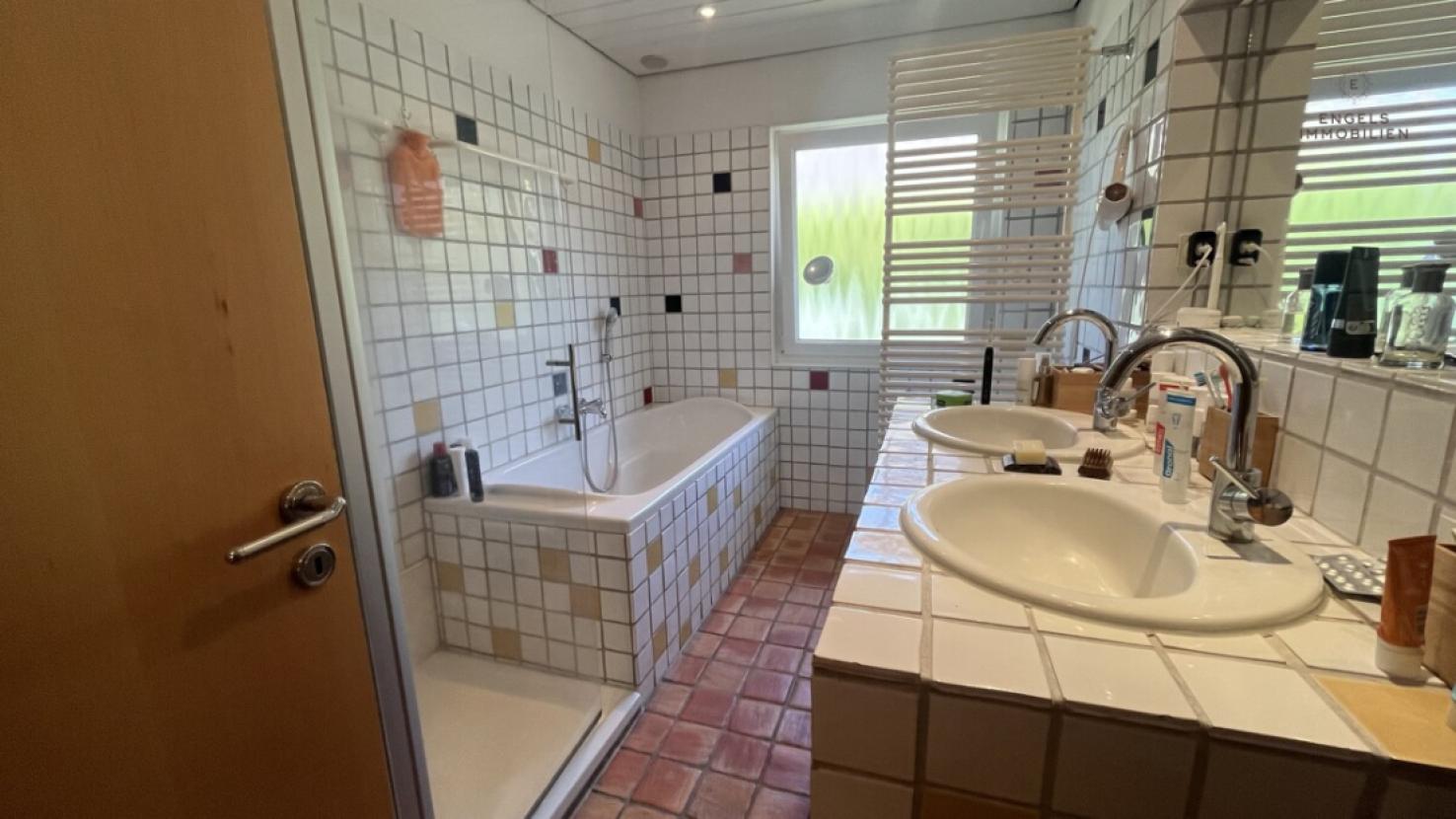 Badezimmer im Untergeschoss