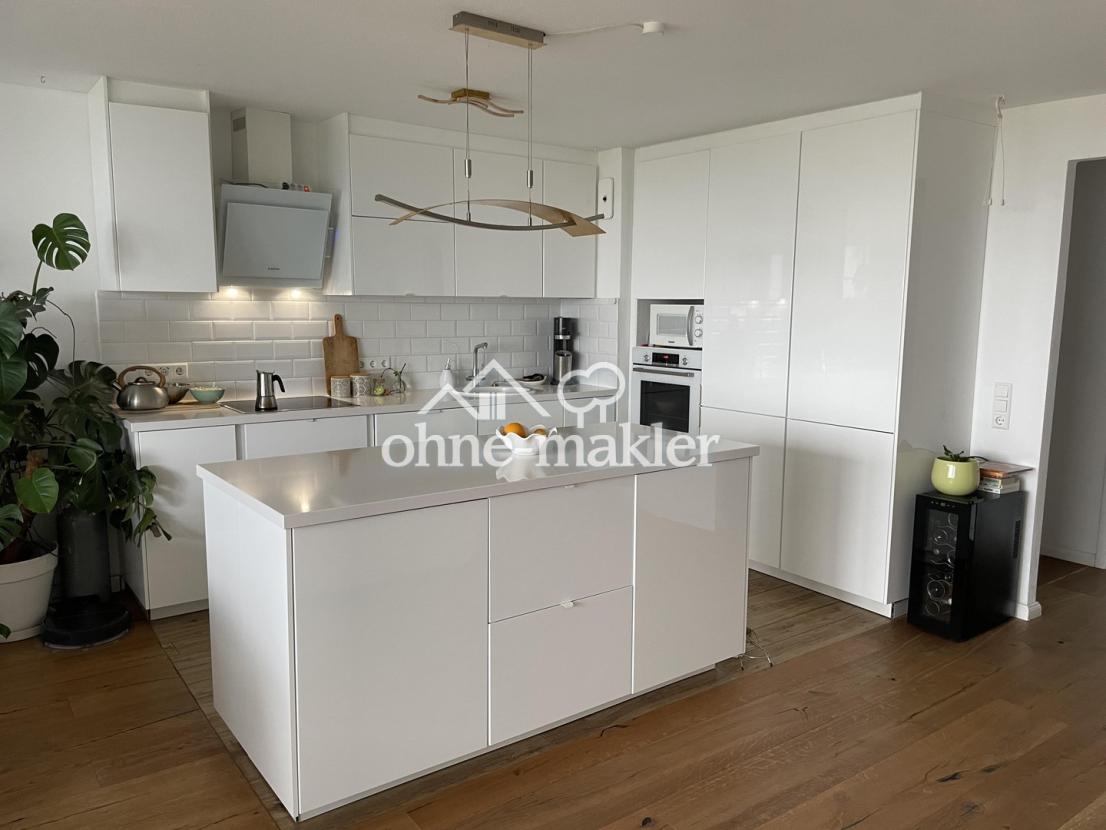 Moderne Küche mit Insel