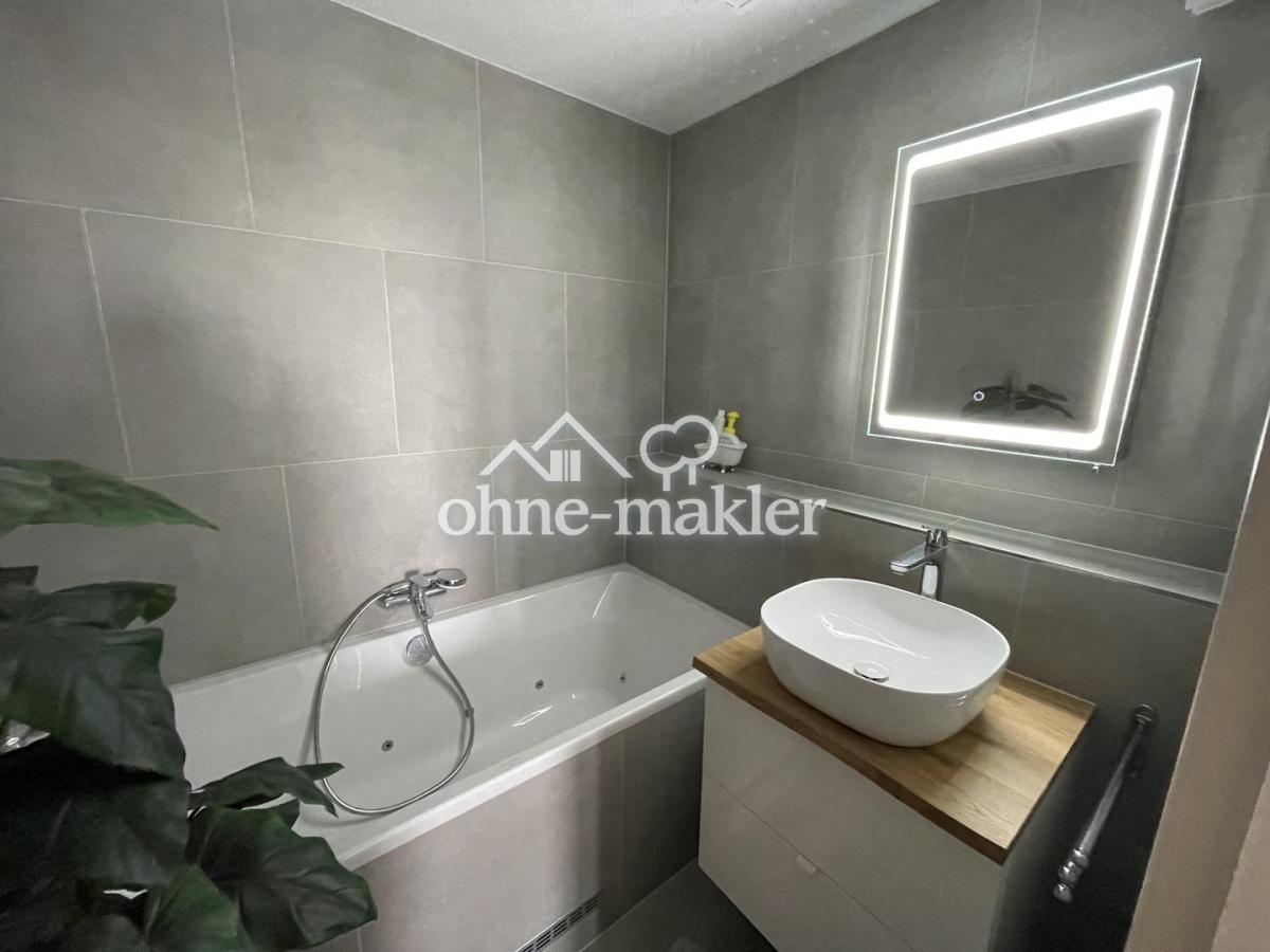 Erstes Bad mit Whirl-Wanne