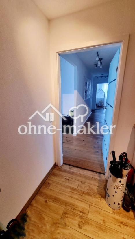 Diele mit Blick in die Wohnung