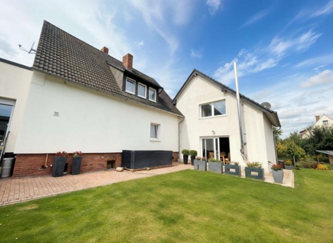 Gartenansicht (links Haupthaus - rechts Anbau)