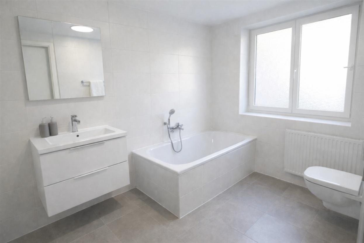 Ihr neues Badezimmer mit Wanne und Dusche