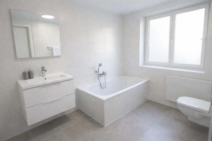 Ihr neues Badezimmer mit Wanne und Dusche