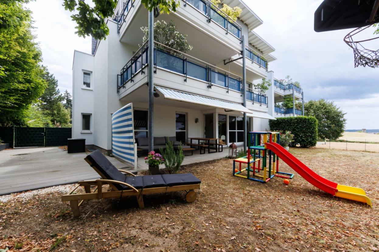 ...mit 2 Terrassen, Markisen und Windschutz