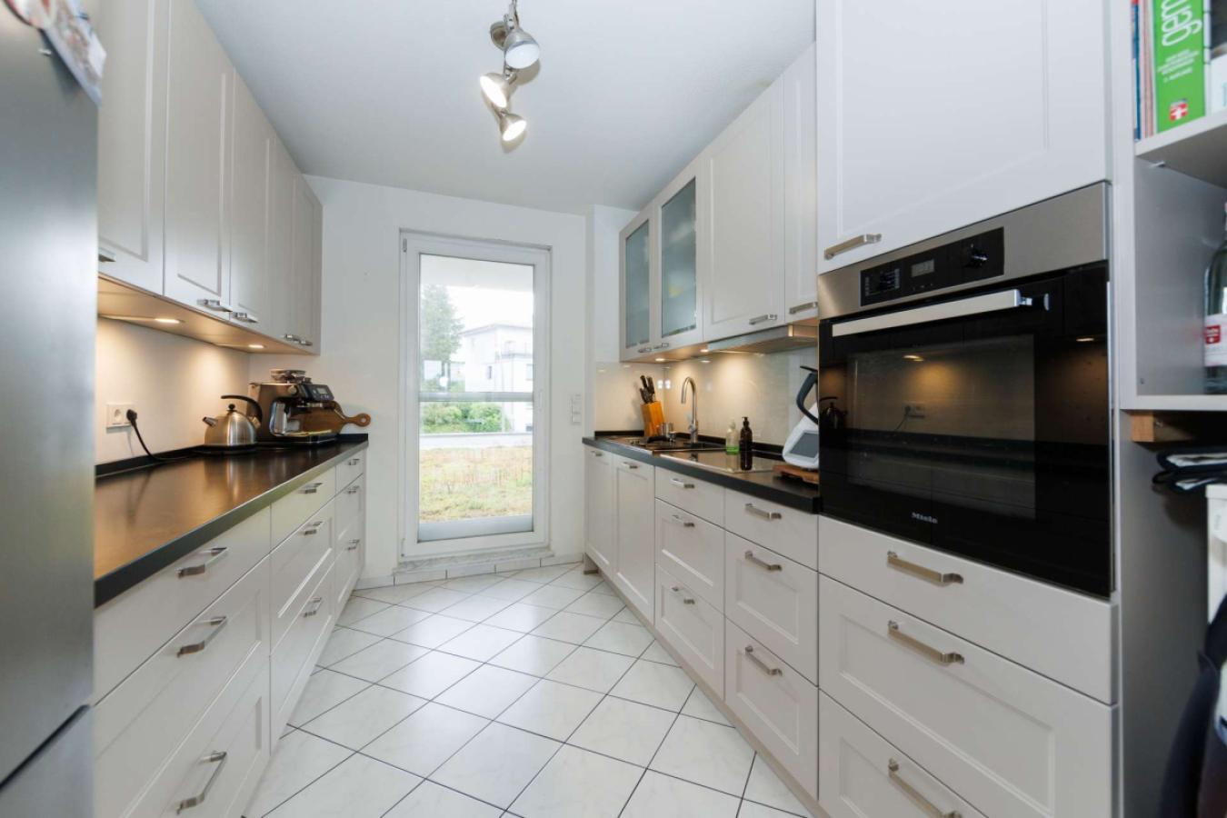 Moderne, neuwertige Einbauküche