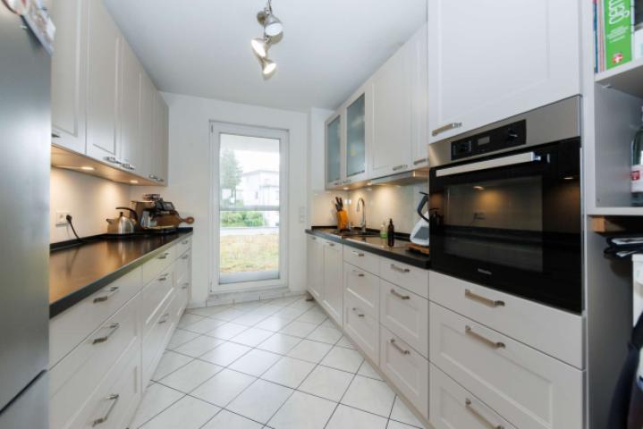 Moderne, neuwertige Einbauküche