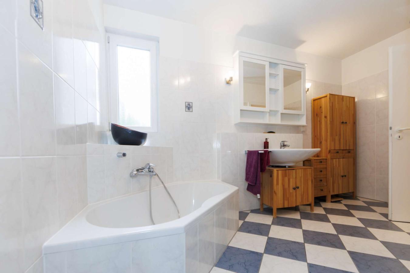 Großes Bad mit Wanne...