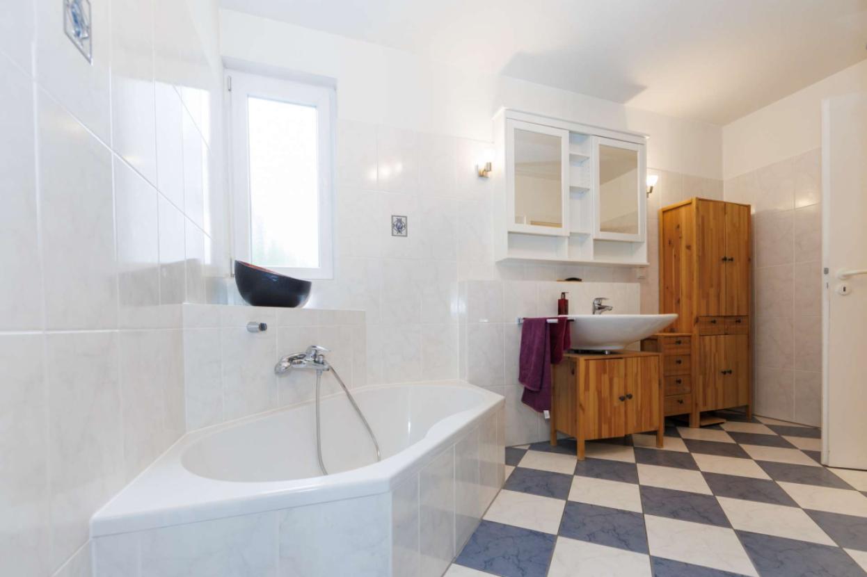 Großes Bad mit Wanne...