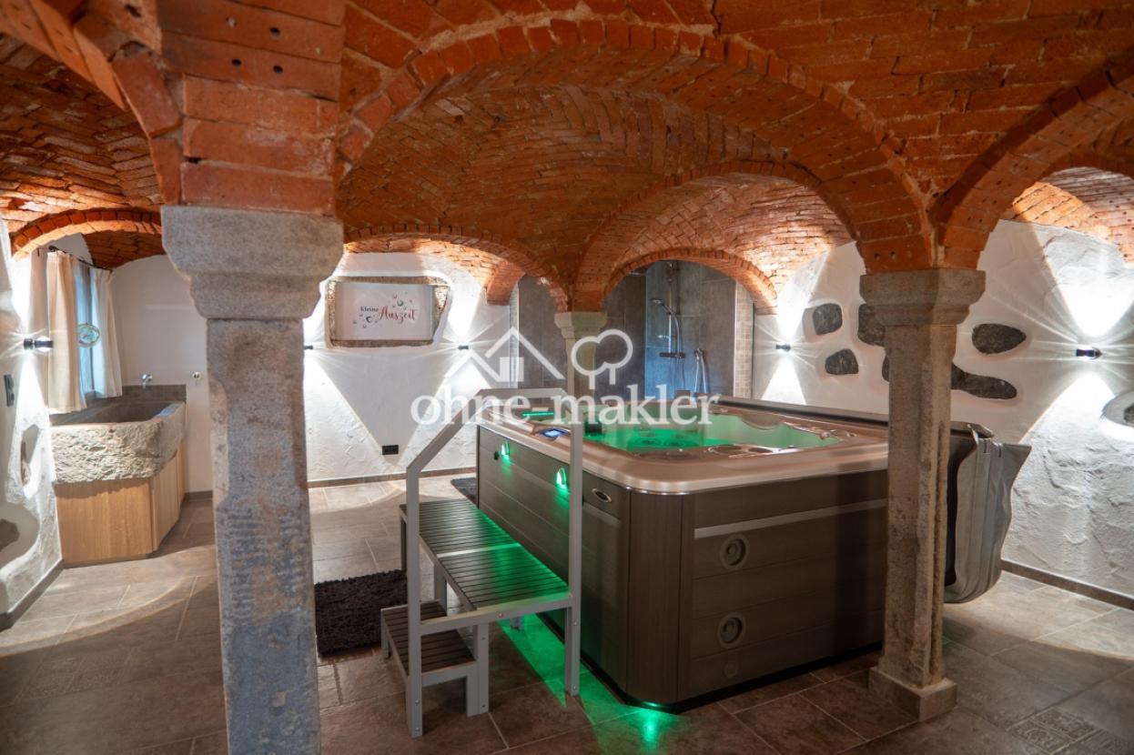 Wellnessbereich mit Whirlpool