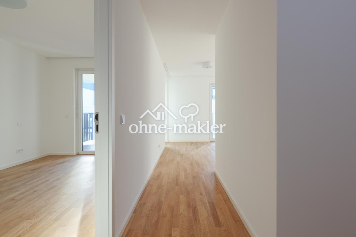 Blick in Flur und Schlafzimmer