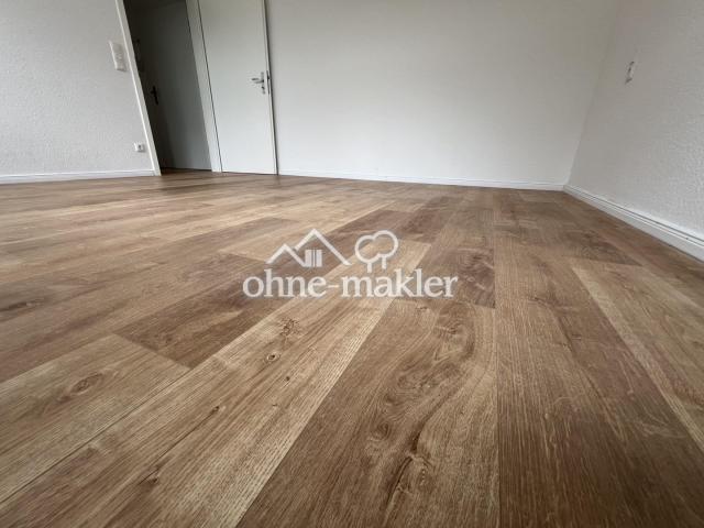 neuwertiger Laminatfußboden in