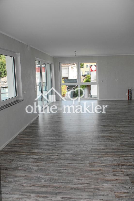 Wohnzimmer mit offener Küche